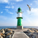 Leuchtturm in Warnemünde mit Möwen